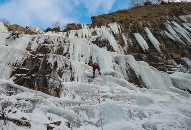 Eine Passage gestiegen, eine Eisschraube zum Sichern reingedreht, dann kann es im Wechsel so weitergehen.
