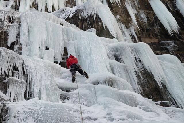 Bei Minus 12 Grad ist das Eis hart und splittert beim Einsatz der Eisgeräte. Mehrmals muss zugeschlagen werden, ehe die Haue den richtigen Halt findet.