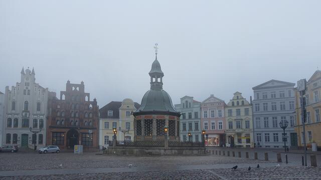 Der Februar hat einen schlechten Ruf als düsterer Monat, und tatsächlich liegt der Hochebel zäh über den Giebelhäusern und der Brunnenanlage Wasserkunst. Foto: Helmut Kuzina