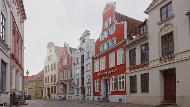 Grau sieht es in den Straßen der Altstadt aus, wie hier in der Bohrstraße mit ihren ehemaligen Speicherhäusern aus dem 17. Jahrhundert. Foto: Helmut Kuzina