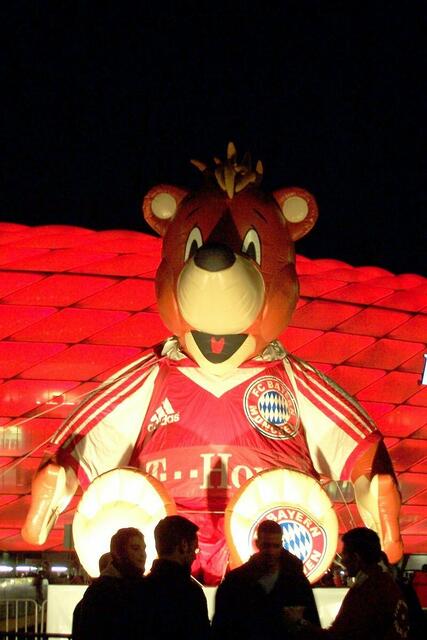 Endruck`s volle Begrüßung am Stadion-Eingang