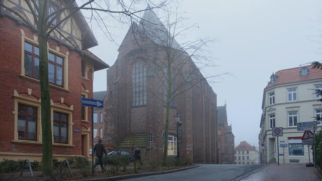 Hochnebel ist nichts Ungewöhnliches im Ostseeküstenbereich. In der Stadt ragt der Chor des ehemaligen Dominikanerklosters, heute zur Goetheschule gehörend, düster empor. Foto: Helmut Kuzina