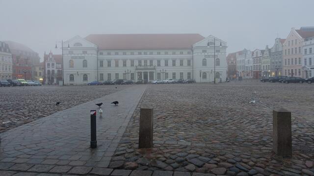 Der Hochnebel lässt Kontraste verschwinden, verändert die empfundene Tiefe und wirkt auf das Rathausgebäude fotografisch wie ein "Weichmacher". Foto: Helmut Kuzina