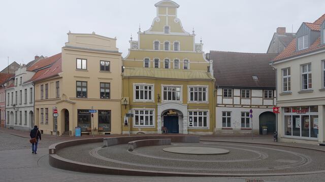 Am Ende der Krämerstraße thront über der Tür der ehemaligen Löwenapotheke seit dem 19. Jahrhundert ein goldener Löwe. Seit einigen Jahren befindet sich in dem Gebäude das Café "Alte Löwenapotheke". Foto: Helmut Kuzina