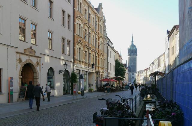 ..hier geht es zur Schlosskirche, an dessen Eingangstür vor 500 Jahren Martin Luther seine 95 Thesen anschlug...