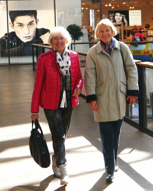 Was soll das denn, schauen den beiden Damen etwa noch junge Männer hinterher...;-)))))))))))