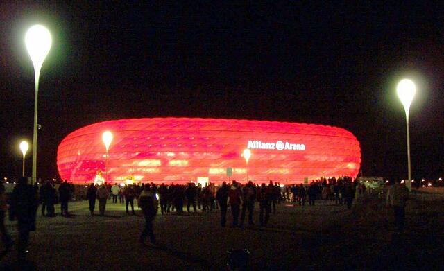 Die Fan`s strömen zur Allianz-Arena