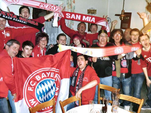 Rudi feiert FCB-Sieg mit seinen Getreuen ;-))