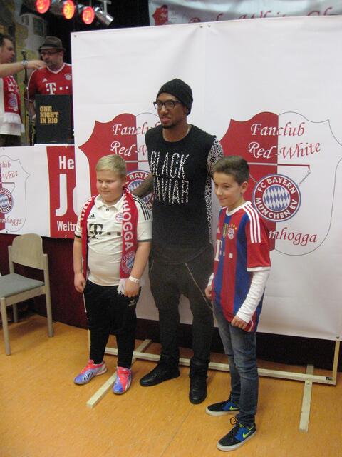 Jerome A. Boateng beim Überraschungs-Besuch im Theaterheim zu Lützelburg - Gablingen im Jahre 2015
