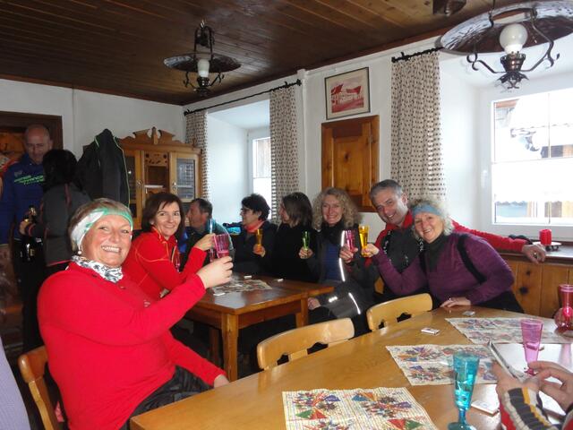 Am ersten Tag wurden die Schneeschuhwanderer in der TSV-Hütte in Rinnen mit einem Glas Sekt und Süßigkeiten überrascht!