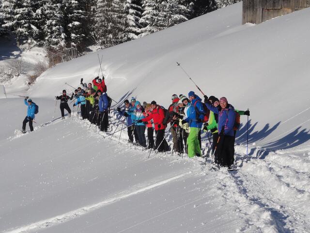 Die Schneeschuhgeher genießen nicht nur den die Wanderung, sondern sind auch immer in guter Stimmung!