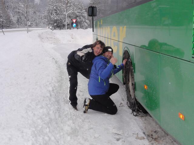 Am ersten und zweiten Skikurstag mussten wir sogar Schneeketten aufziehen. Hier unterstützt Schneeschuh-Übungsleiter Thommy Kling Busfahrer Ante von der Firma Kirner-Reisen beim Aufziehen der Ketten.