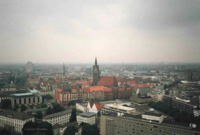 Schon in der 1980er Jahren haben wir unseren Blick von der Kuppel des Neuen Rathauses über die Stadt schweifen lassen (Foto: Archiv Woidtke 1980er Jahre)