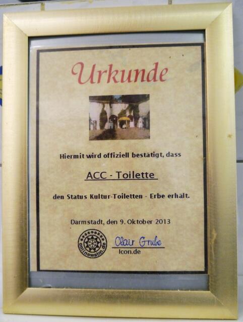 Spaßvögel in einer Toilette an der Schloßkirche...;-)))