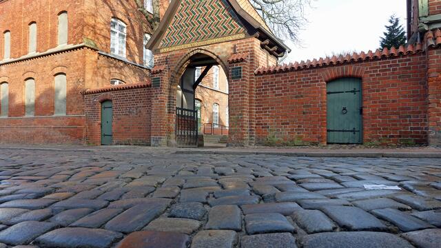 Das Natursteinpflaster - hier vor der Zufahrt zum Heiligen-Geist-Kirchhof - soll wiederverwendet werden, um den historischen Charakter der Straße zu erhalten. Foto: Helmut Kuzina