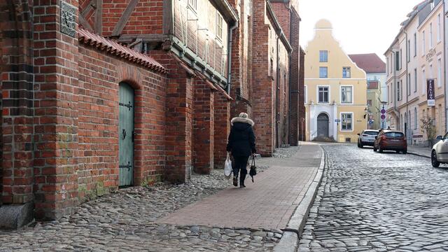 Die Straße "Neustadt" führt an der Heiligen-Geist-Kirche (links) vorbei in Richtung zur Lübschen Straße mit ihren Giebelhäusern. Foto: Helmut Kuzina