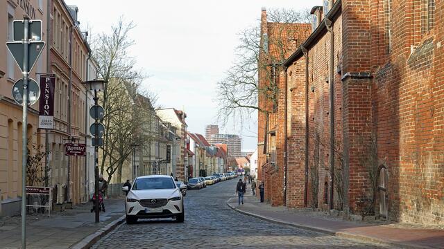 Die Altstadtstraße "Neustadt" führt in Richtung zum Hafen (Speichergebäude im Hintergrund). Foto: Helmut Kuzina