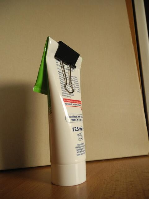 Halbvolle Kunsstofftuben - einfachere Handhabung, bei Bedarf einfach weiter nach unten platzieren