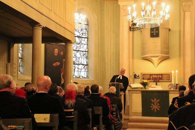 Pastor Henheik hält den Gottesdienst