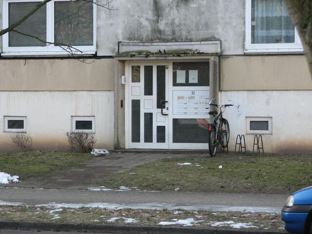 So verschimmelt sehen fast alle Hauseingange entlang der Perleberger Strasse aus.