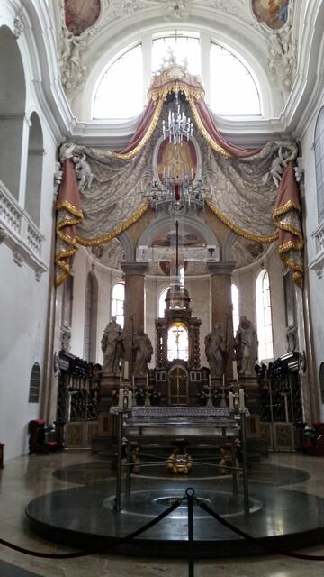 Der Gipsvorhang über dem Altar wurde erst in den Sechzigern nach den alten Plänen angebrach