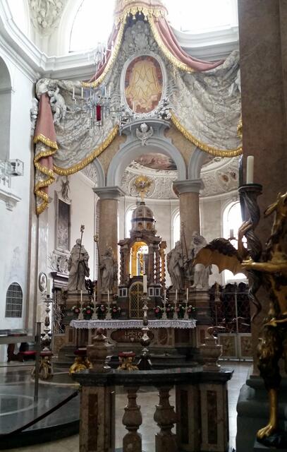 Der Gipsvorhang über dem Altar wurde erst in den Sechzigern nach den alten Plänen angebrach