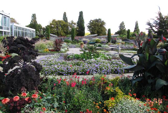 Schon der erste Eindruck am Schmuckhof zeigt die Vielfalt und Pracht der Gartenanlagen.