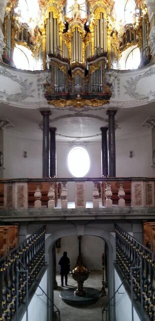 die Orgel gegenüber des Alteres ist beeindruckend