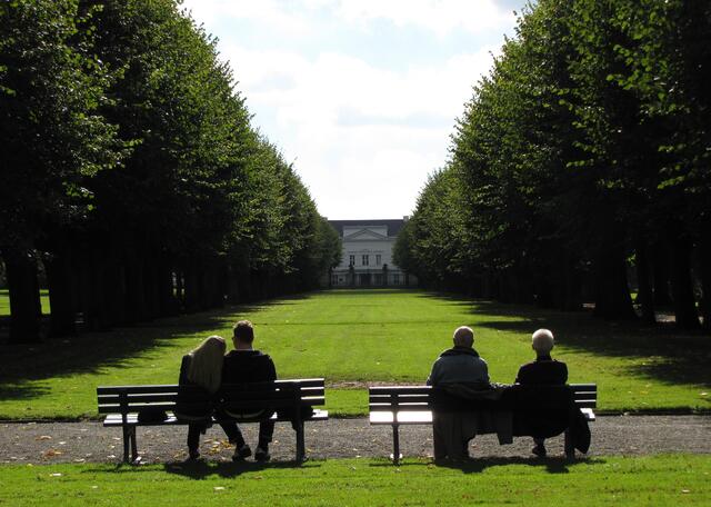 Zuletzt noch ein Blick vom Mausoleum zum neuen Schloss hinüber.