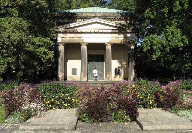Ein anderes berühmtes Herzogenpaar hat vor dem Mausoleum seine letzte Ruhestätte gefunden: Ernst August III. und Viktoria Luise, die Tochter des letzten deutschen Kaisers.