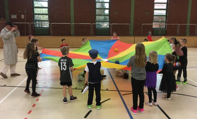 Spaß mit dem großen Fallschirm