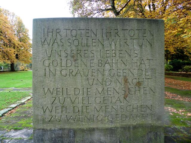 Gedenkstein an der Kriegsgräberanlage des Stadtfriedhofs Ricklingen.