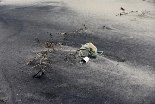 Der spärliche Mutterboden und Schmutz und Strandgut bilden düstere Muster.