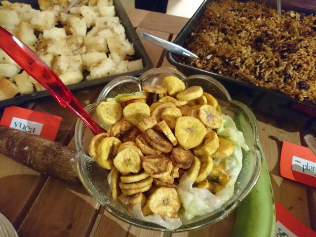 Die gebackenen Kochbananen sind köstlich gewürzt.