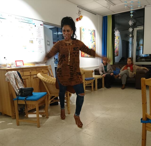 Energiebündel Yalexis lädt zum Mittanzen ein.