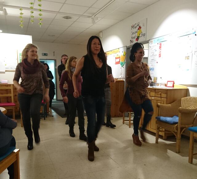 Die Tanzfläche wird immer voller.