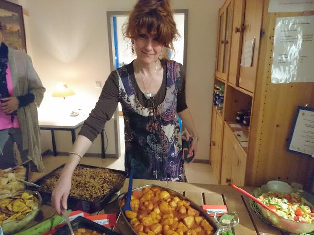 Silvi präsentiert das kubanische Buffet.