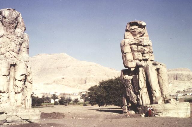 Die Memnonkolosse flankierten einst den Eingang des Totentempels von Amenophis III. in Theben-West. Sie galten schon im Altertum als Weltwunder.