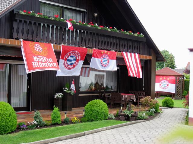 Die Trypl - Beflaggung beim Präse dahoam