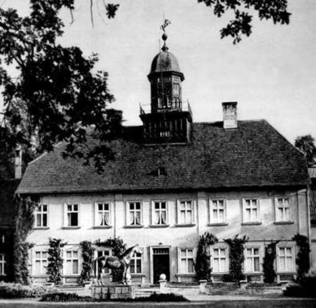 TRAKEHNEN Landstallmeisterhaus (Vorderseite mit "Tempelhüter") > https://de.wikipedia.org/wiki/Datei:Trakehner_2.jpg | Foto: wie vor