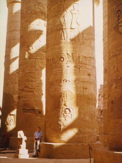 So auch der gigantischen Säulensaal des Amon-Tempels in Karnak mit seinen 134 Sandsteinsäulen. Diese gewaltige Szenerie war früher bunt und mit prächtigen Farben versehen. An manchen Stellen sind diese noch erhalten.