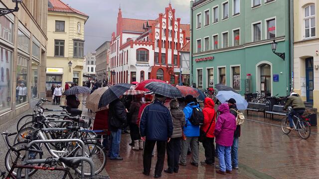 In der Fußgängerzone der Lübschen Straße in Richtung zur Ratsapotheke. Foto: Helmut Kuzina