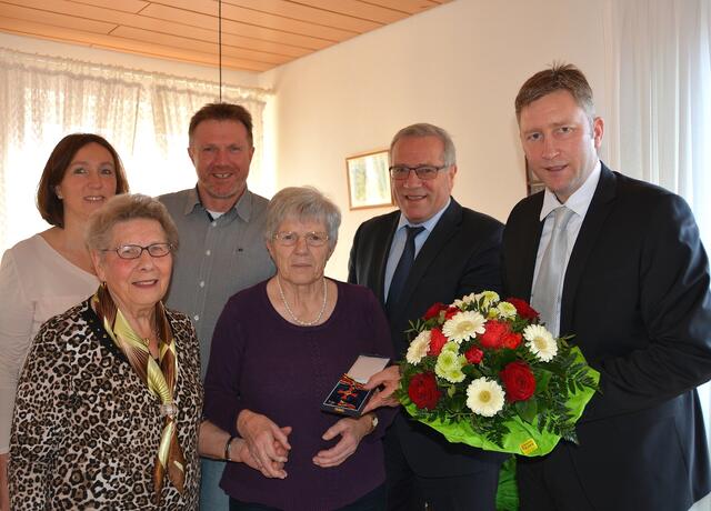 Freuen sich über die Auszeichung (von links): Christine Raunft, Emilie Jörg, Christoph Raunft, Wilhelmine Raunft, Johannes Hintersberger und Richard Greiner.