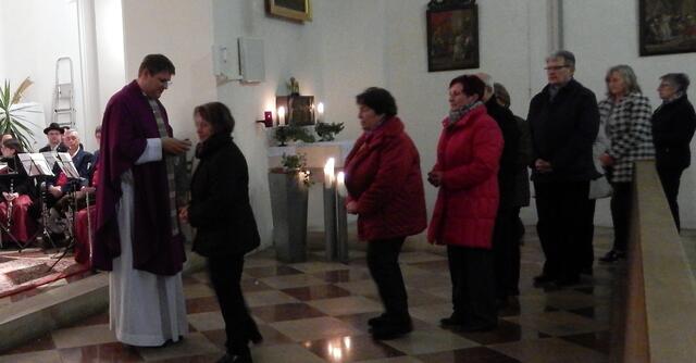 spricht  der Priester, wenn er mit Asche die Stirn des Gläubigen bezeichne