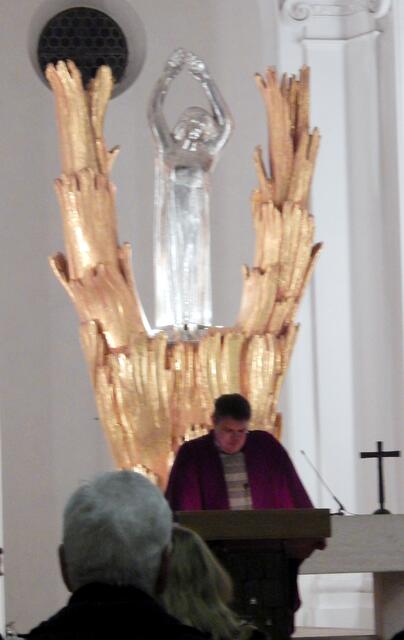 Kaplan Steffen Brühl am schönen Altar von St. Afra im Felde