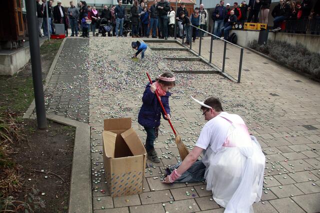 Es ist noch einiges zum Fegen da... Lina und Torben helfen dem Junggesellen Tobias Feichtinger | Foto: Yvonne Oestreich