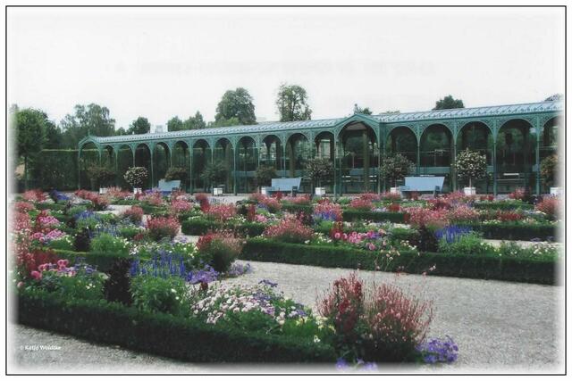 2008 entstand diese Aufnahme des Blumengartens in Herrenhausen mit dem gusseisernen Gang aus 1861-1862, der einst das Galeriegebäude mit dem Schloss verband (Foto: Katja Woidtke)