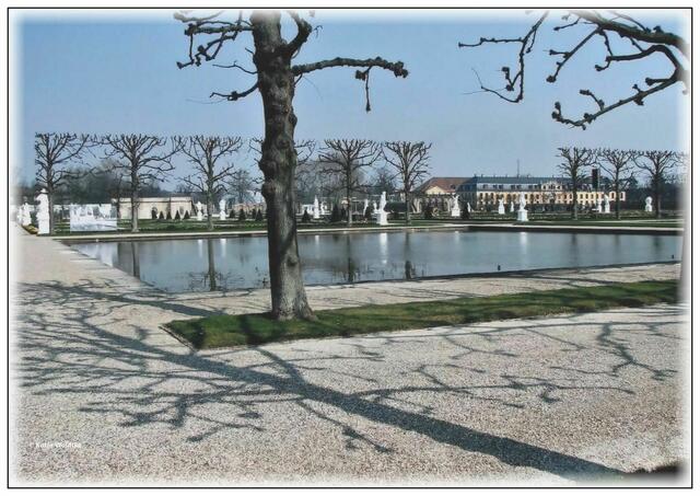 Schwanenteiche am Ende des Großen Parterres mit Blick auf Galerie und Orangerie (im Hintergrund rechts) Mitte der 2000er Jahre (Foto: Katja Woidtke)