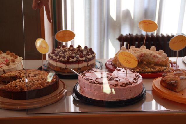 zahlreiche wohlschmeckende Torten und Kuchen stehen zu Auswahl...auch glutenfreie