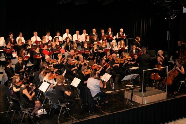 Neusässer Kammerorchester und Coro di Polifonico di Bracciano in Neusäß | Foto: Michael Gebler
